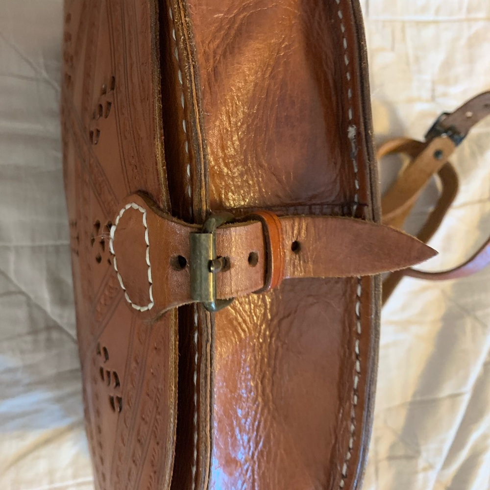 Handcrafted Brown Leather Crossbody Bag with Star Pattern - Picture 5 of 6